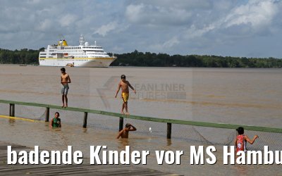 badende Kinder vor MS Hamburg in Afua am Amazonas Delta 17.01.2015 badende Kinder vor MS Hamburg in Afua am Amazonas Delta 17.01.2015