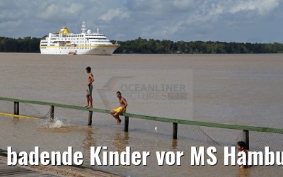 badende Kinder vor MS Hamburg in Afua am Amazonas Delta 17.01.2015 badende Kinder vor MS Hamburg in Afua am Amazonas Delta 17.01.2015