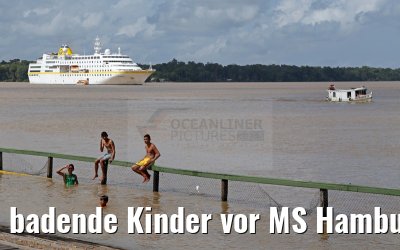 badende Kinder vor MS Hamburg in Afua am Amazonas Delta 17.01.2015 badende Kinder vor MS Hamburg in Afua am Amazonas Delta 17.01.2015