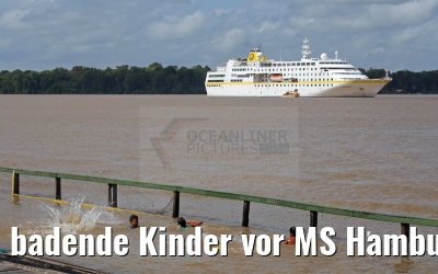 badende Kinder vor MS Hamburg in Afua am Amazonas Delta 17.01.2015 badende Kinder vor MS Hamburg in Afua am Amazonas Delta 17.01.2015