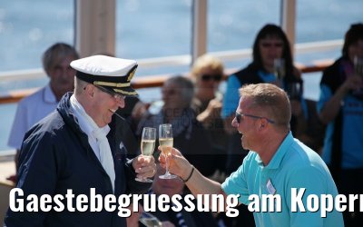 Gaestebegruessung am Kopernikuspool Kapitaen Arne Ernstsen MS Artania Gaestebegruessung am Kopernikuspool Kapitaen Arne Ernstsen MS Artania