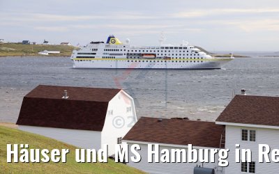 Häuser und MS Hamburg in Red Bay, Labrador Häuser und MS Hamburg in Red Bay, Labrador