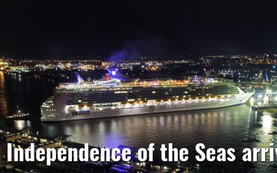 Independence of the Seas arriving in dry dock at the Blohm+Voss shipyard in Hamburg - April 22, 2013 Independence of the Seas arriving in dry dock at the Blohm+Voss shipyard in Hamburg - April 22, 2013