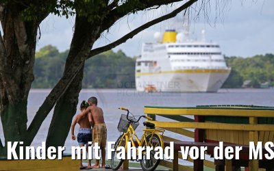Kinder mit Fahrrad vor der MS Hamburg in Afua am Amazonas Delta 17.01.2015 Kinder mit Fahrrad vor der MS Hamburg in Afua am Amazonas Delta 17.01.2015