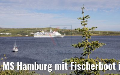 MS Hamburg mit Fischerboot in Red Bay, Labrador MS Hamburg mit Fischerboot in Red Bay, Labrador