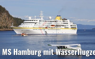 MS Hamburg mit Wasserflugzeug vor La Baie, Québec, Kanada MS Hamburg mit Wasserflugzeug vor La Baie, Québec, Kanada