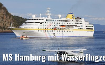 MS Hamburg mit Wasserflugzeug vor La Baie, Québec, Kanada MS Hamburg mit Wasserflugzeug vor La Baie, Québec, Kanada