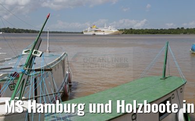 MS Hamburg und Holzboote in Afua am Amazonas Delta 17.01.2015 MS Hamburg und Holzboote in Afua am Amazonas Delta 17.01.2015