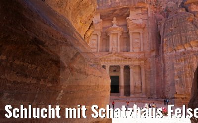 Schlucht mit Schatzhaus Felsenstadt Petra Schlucht mit Schatzhaus Felsenstadt Petra