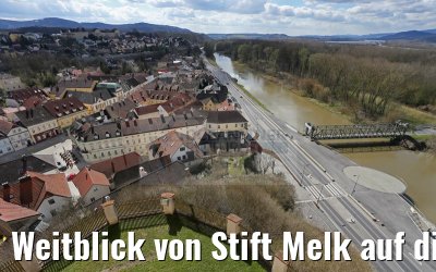 Weitblick von Stift Melk auf die Stadt Melk 03.04.2015 Weitblick von Stift Melk auf die Stadt Melk 03.04.2015