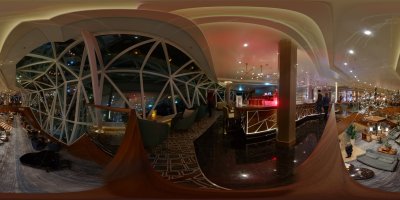 Diamant Bar und Blick auf Esszimmer mit Diamant abends