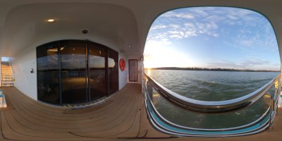 MS Adora Aussentreppe bei Foyer auf Sonnendeck