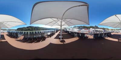 Sonnendeck mit Sonnenschirmen Rousse Prestige