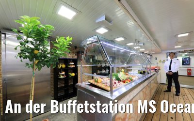 An der Buffetstation MS Ocean Majesty