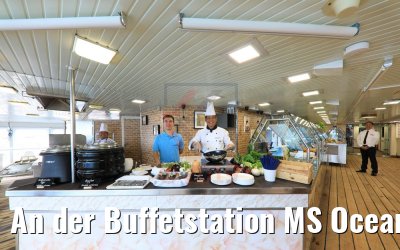 An der Buffetstation MS Ocean Majesty