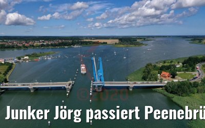 Junker Jörg passiert Peenebrücke in Wolgast 04.08.2020