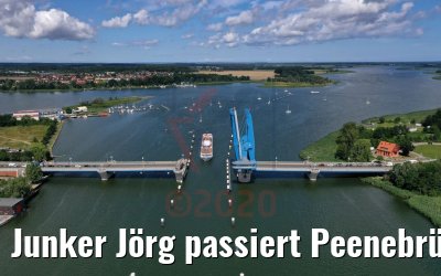 Junker Jörg passiert Peenebrücke in Wolgast 04.08.2020