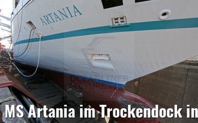 MS Artania im Trockendock in Bremerhaven