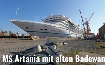 MS Artania mit alten Badewannen aus den Kabinen