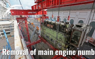 Removal of main engine number 2 MS Artania 09.10.2014