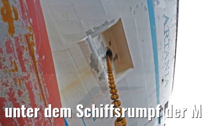 unter dem Schiffsrumpf der MS Artania mit Pallen im Dock am 23.10.2014