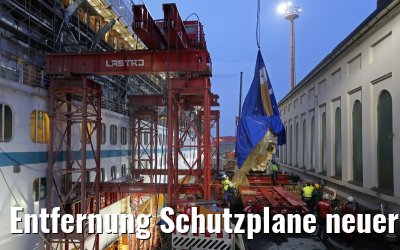 Entfernung Schutzplane neuer Wartsila 12V32 Motor MS Artania 22.10.2014