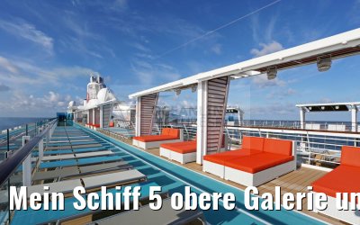 Mein Schiff 5 obere Galerie um Swimmingpool mit Sonnenliegen