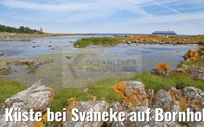 Küste bei Svaneke auf Bornholm mit Leuchtturm und Mein Schiff 5