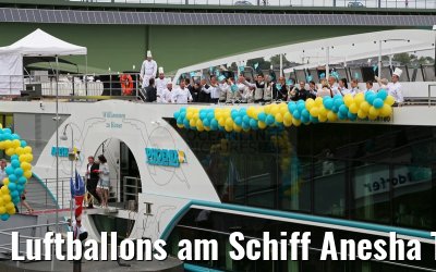 Luftballons am Schiff Anesha Taufe 26.06.2015
