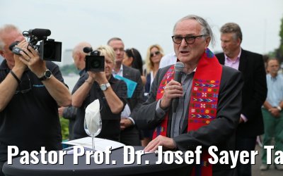 Pastor Prof. Dr. Josef Sayer Taufe Anesha