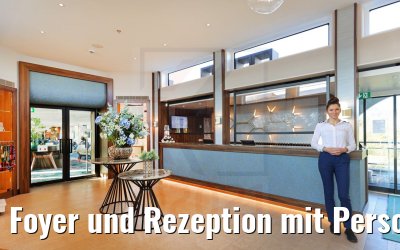 Foyer und Rezeption mit Person