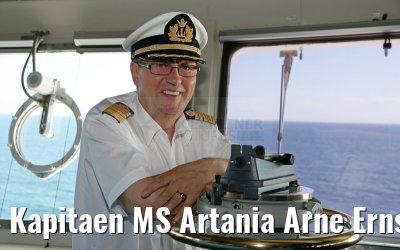 Kapitaen MS Artania Arne Ernstsen auf Bruecke