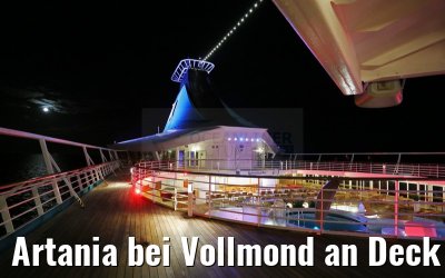 Artania bei Vollmond an Deck