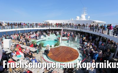 Fruehschoppen am Kopernikus Pool MS Artania