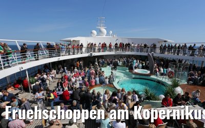 Fruehschoppen am Kopernikus Pool MS Artania