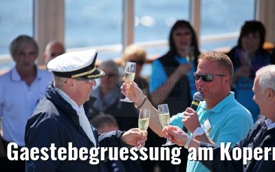Gaestebegruessung am Kopernikuspool Kapitaen Arne Ernstsen MS Artania