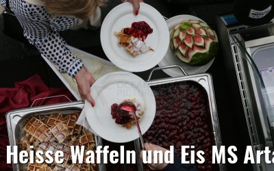 Heisse Waffeln und Eis MS Artania Pooldeck