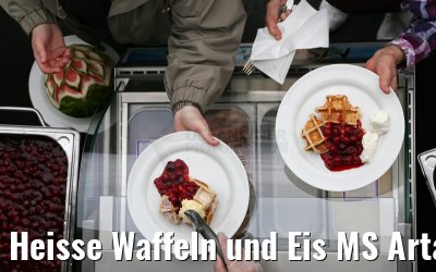 Heisse Waffeln und Eis MS Artania Pooldeck