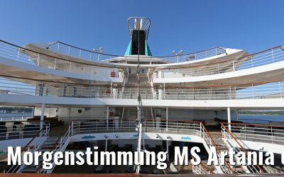 Morgenstimmung MS Artania einlaufend Kiel