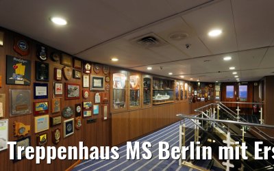 Treppenhaus MS Berlin mit Erstanlaufplaketten