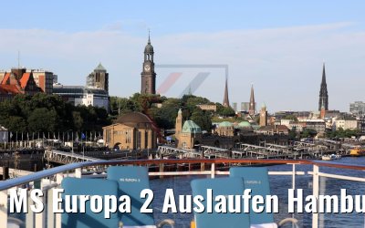 MS Europa 2 Auslaufen Hamburg 30.07.2020 mit Landungsbrücken