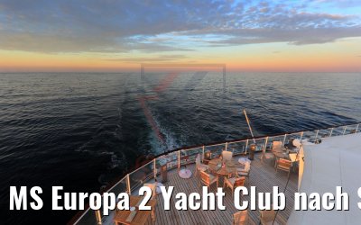 MS Europa 2 Yacht Club nach Sonnenuntergang