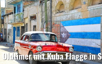 Oldtimer mit Kuba Flagge in Santiago de Cuba 05.12.2017