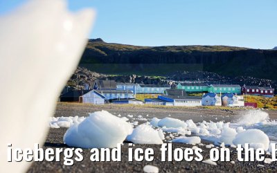 icebergs and ice floes on the beach in Qeqertarsuaq 12.08.2024