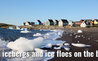 icebergs and ice floes on the beach in Qeqertarsuaq 12.08.2024