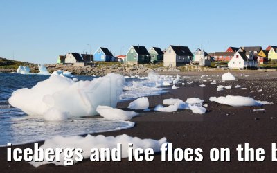 icebergs and ice floes on the beach in Qeqertarsuaq 12.08.2024