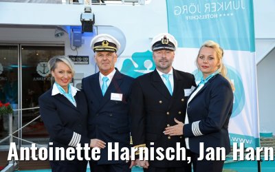 Antoinette Harnisch, Jan Harnisch, Mike Pickran und Monique Pickran vor MS Junker Joerg