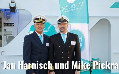 Jan Harnisch und Mike Pickran vor der MS Junker Joerg