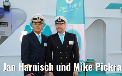 Jan Harnisch und Mike Pickran vor der MS Junker Joerg
