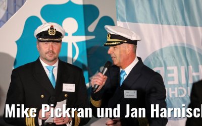 Mike Pickran und Jan Harnisch vor der Junker Joerg bei der Taufe